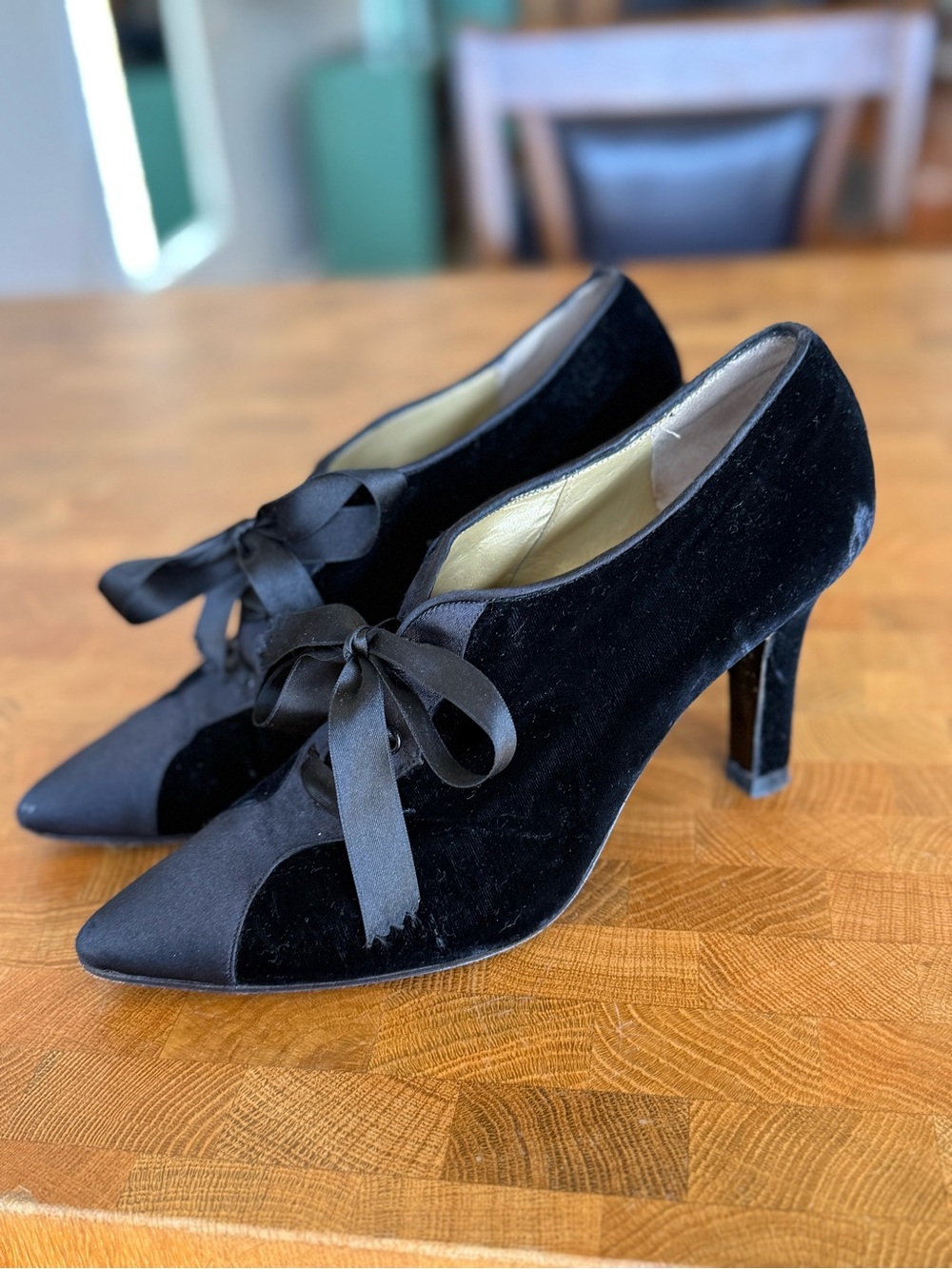 Vintage Yves Saint Laurent Velvet With Satin Lace up Heels. Made in Italy size 7 - Picture 4 of 9